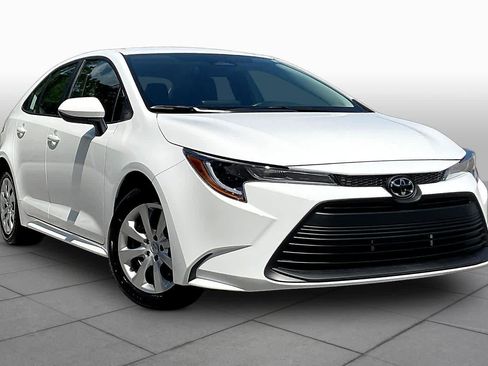 Used 2026 Toyota Corolla LE FWD image 3