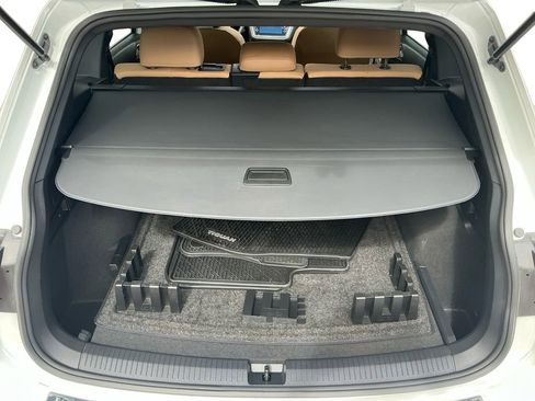 Used 2023 Volkswagen Tiguan SE w/ Panoramic Sunroof Package image 24