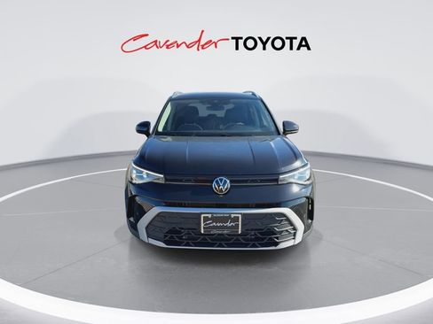 Used 2025 Volkswagen Taos SE FWD image 3