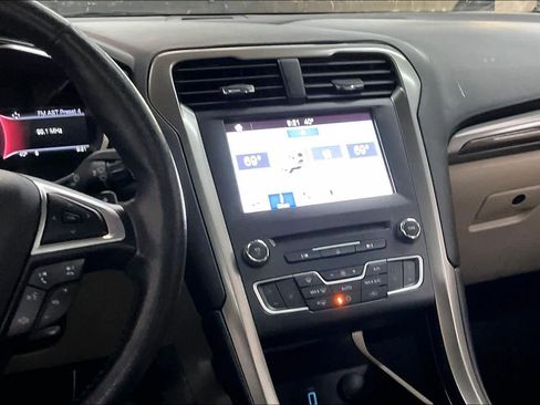 Used 2017 Ford Fusion SE image 9