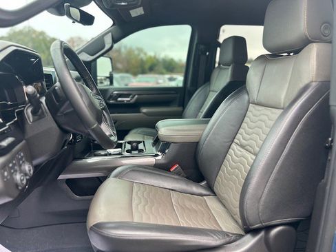 Used 2024 Chevrolet Silverado 2500 ZR2 w/ Technology Package image 18