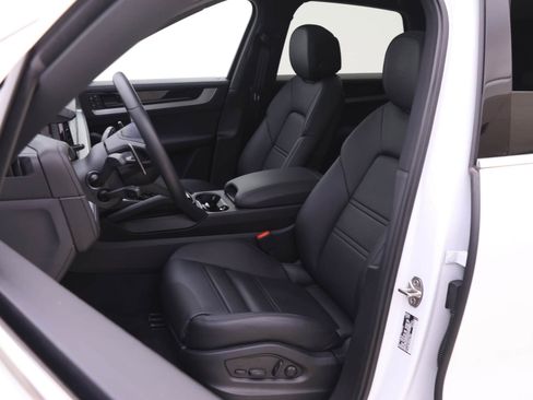 Used 2024 Porsche Cayenne image 5