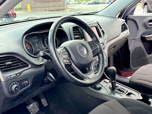 Used 2019 Jeep Cherokee Latitude w/ Cold Weather Group AWD/4WD image 5