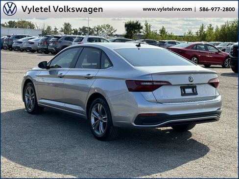 Certified 2024 Volkswagen Jetta SE w/ Panoramic Sunroof Package image 4