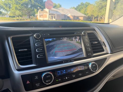 Used 2019 Toyota Highlander XLE image 18