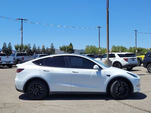 Used 2023 Tesla Model Y Long Range AWD/4WD image 2