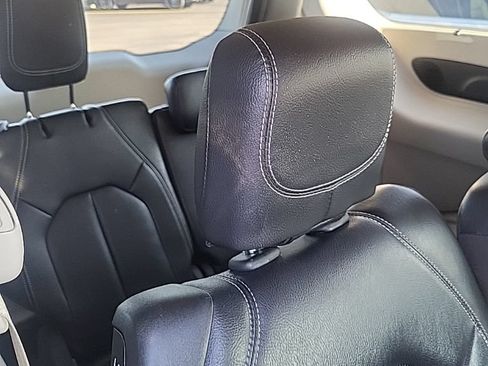 Used 2022 Chrysler Pacifica Touring-L w/ Uconnect Theater Family Group FWD image 7