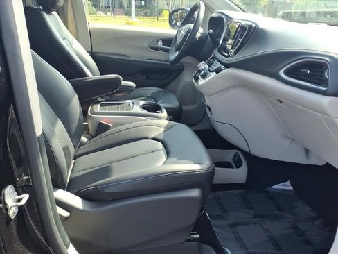Used 2024 Chrysler Pacifica Limited FWD image 21