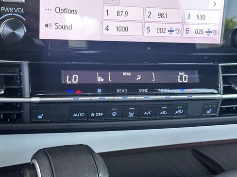Certified 2024 Toyota Sienna XLE FWD image 24