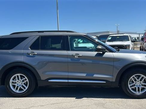 Certified 2025 Ford Explorer Active RWD image 2
