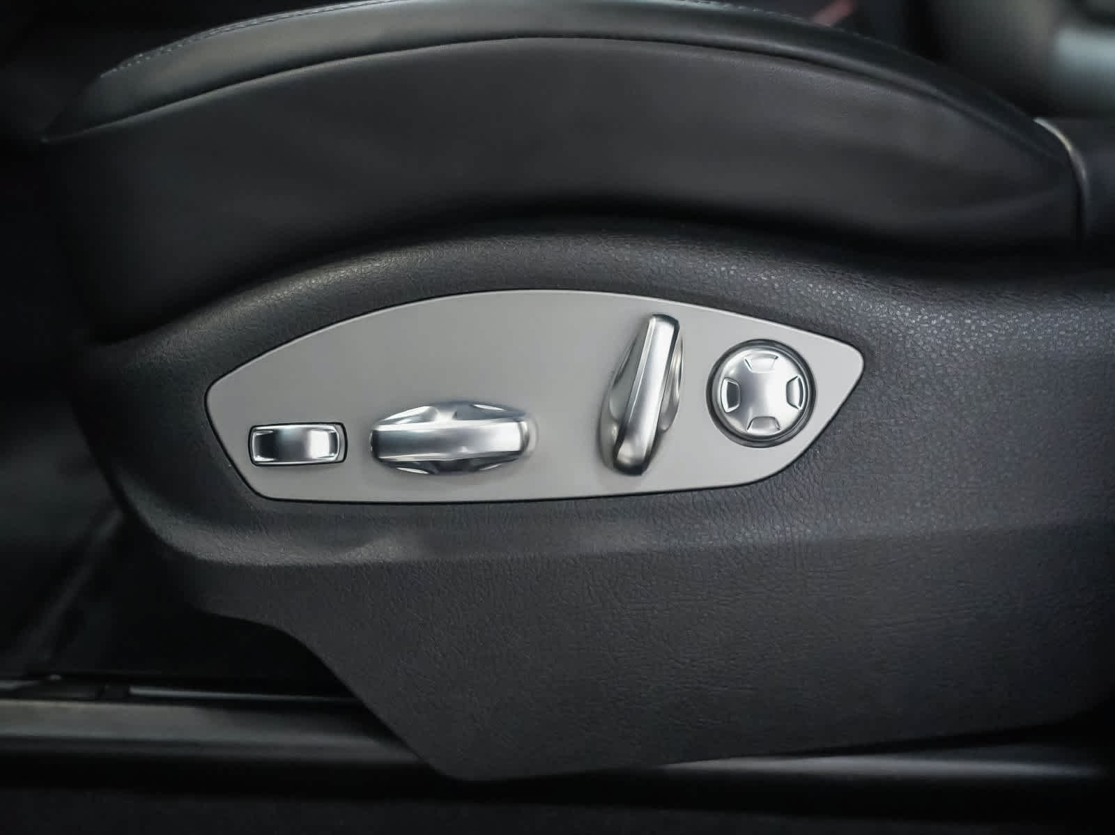 Certified 2023 Porsche Macan S AWD/4WD image 26