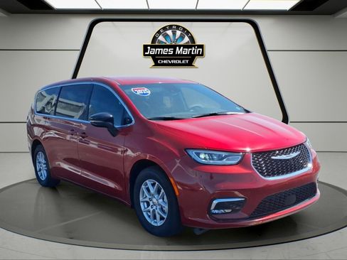 Used 2025 Chrysler Pacifica Select FWD image 3