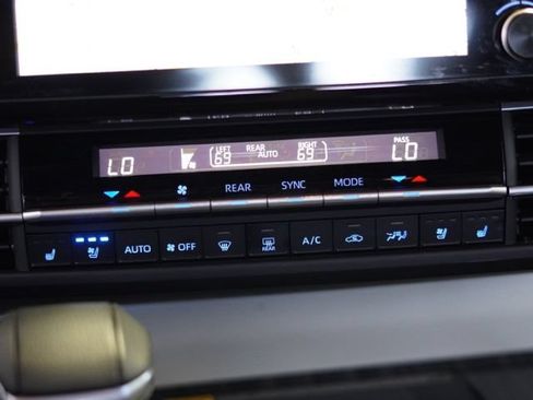 Used 2024 Toyota Sienna Platinum FWD image 29
