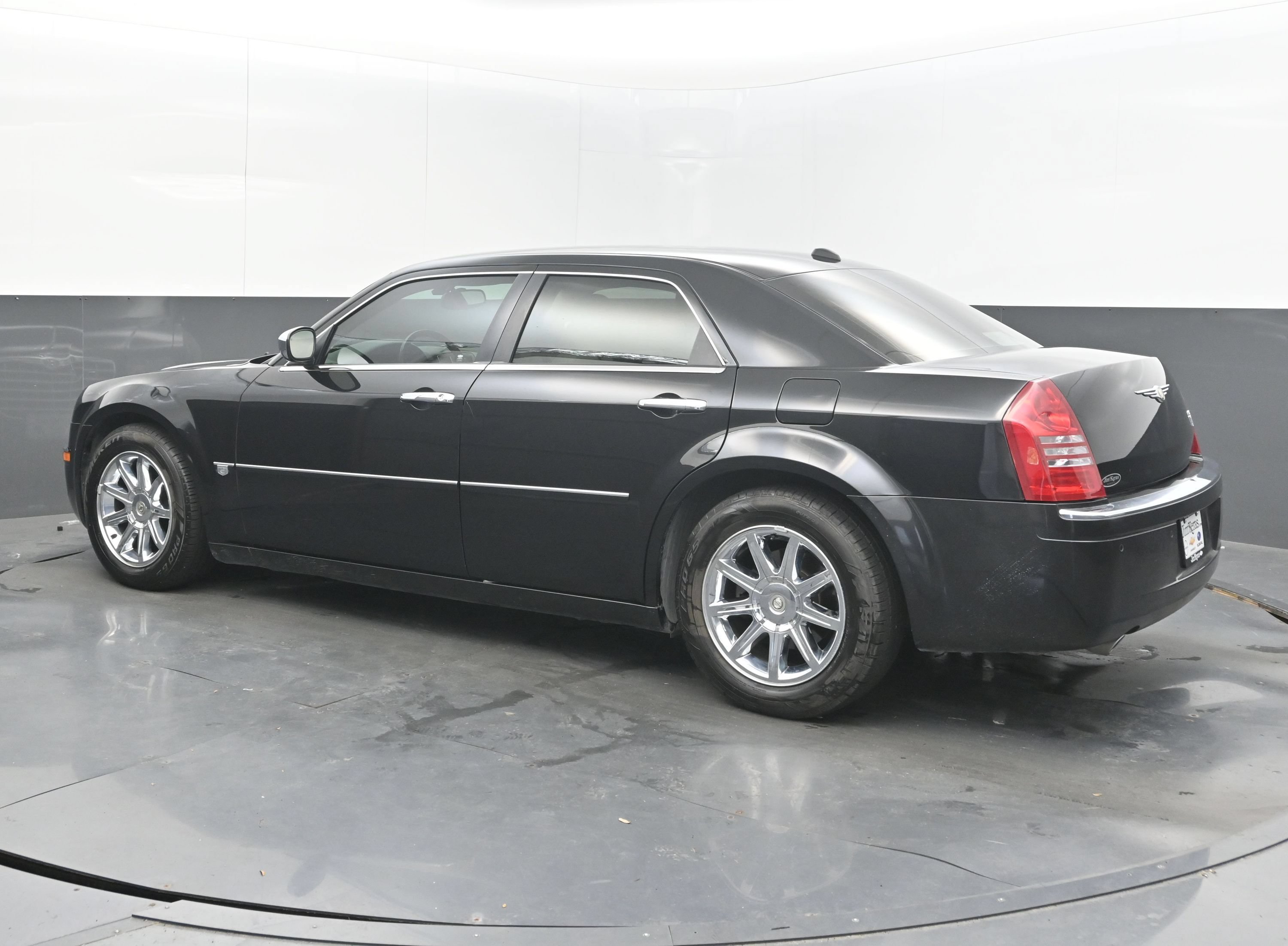 Used 2005 Chrysler 300 C w/ Navigation & Sound Group II RWD image 7