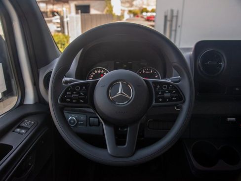 Used 2024 Mercedes-Benz Sprinter 2500 image 38