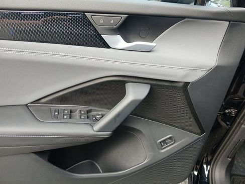 New 2025 Volkswagen Tiguan SE image 11