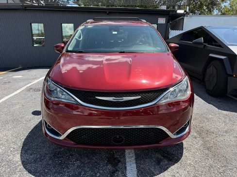 Used 2017 Chrysler Pacifica Touring-L Plus w/ Advanced Safetytec Group FWD image 2