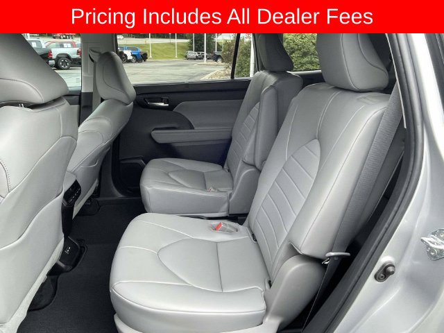 Used 2023 Toyota Highlander XLE FWD image 13