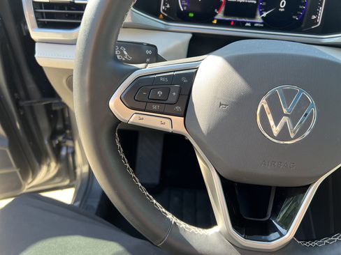 Certified 2025 Volkswagen Taos SEL image 18