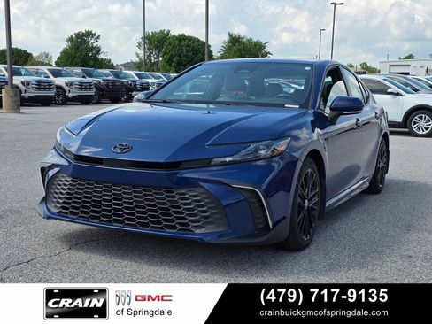 Used 2025 Toyota Camry SE FWD image 3