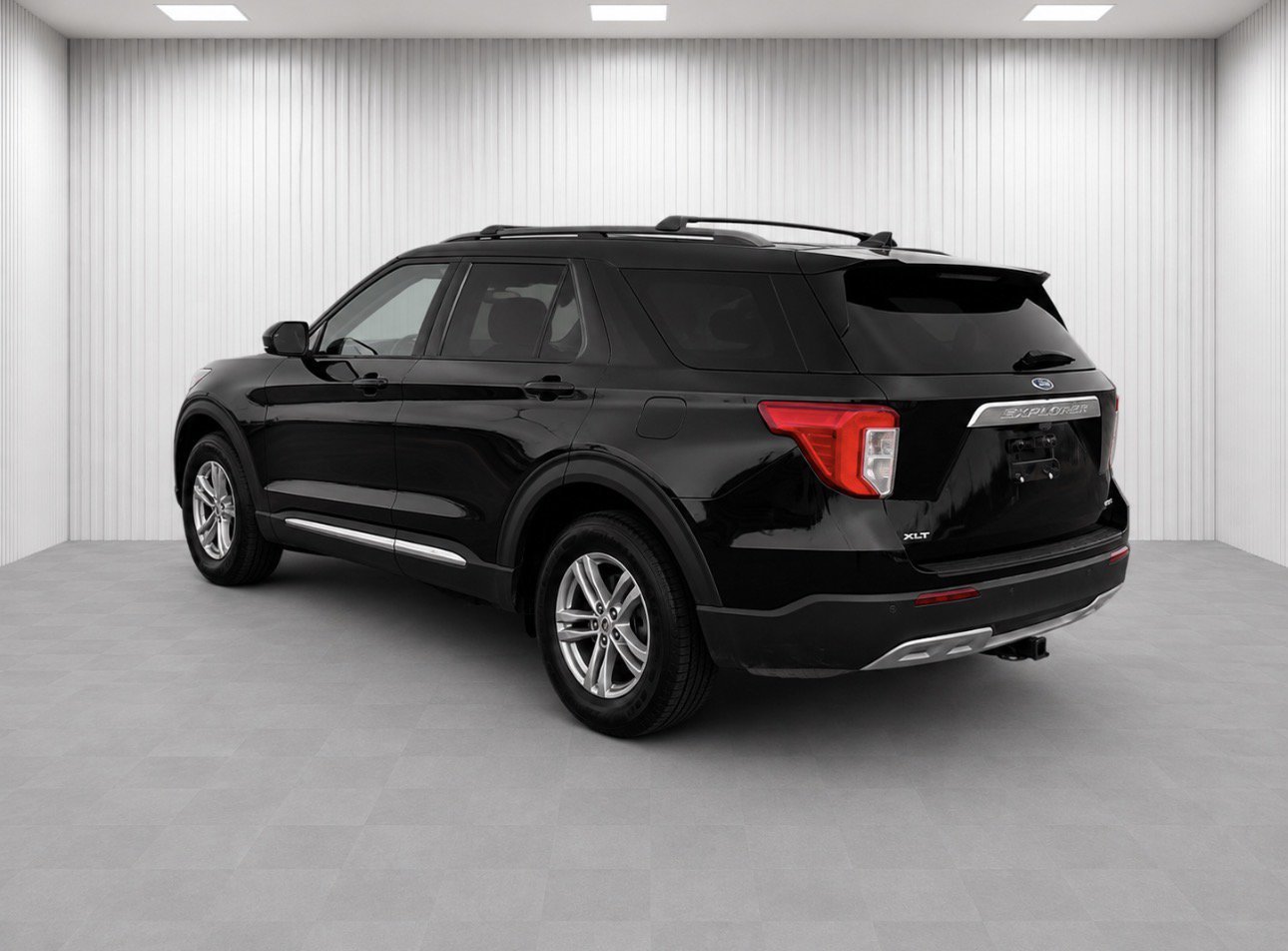 Used 2023 Ford Explorer XLT w/ Equipment Group 202A AWD/4WD image 5