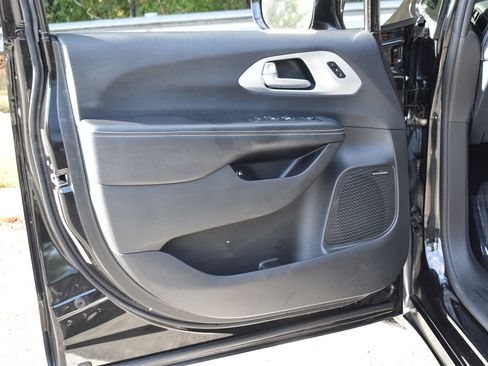 Used 2019 Chrysler Pacifica Limited w/ S Appearance Package image 17