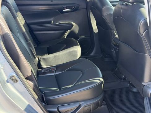 Used 2022 Toyota Highlander XLE FWD image 20