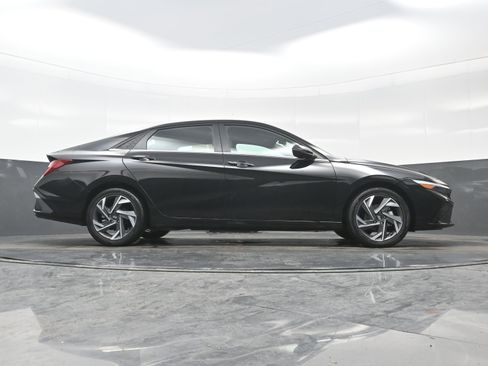 Certified 2025 Hyundai Elantra Limited image 31