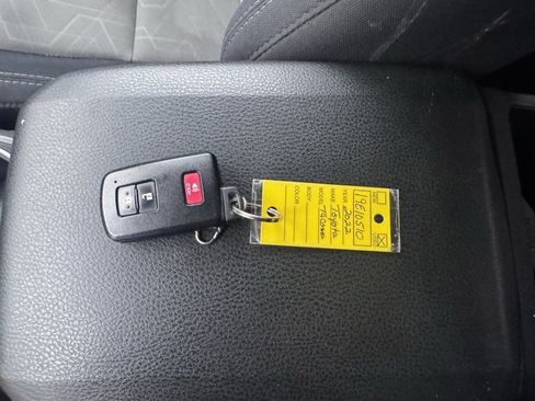 Used 2022 Toyota Tacoma TRD Off-Road image 2