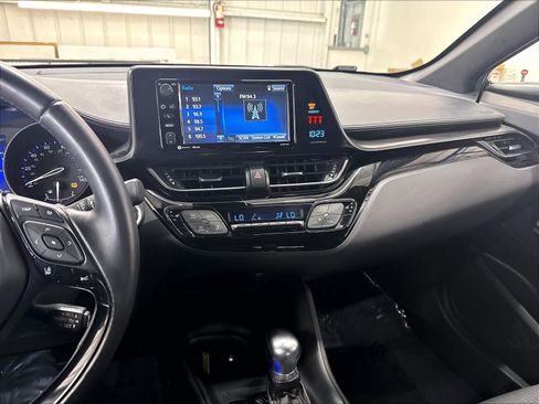 Used 2018 Toyota C-HR XLE FWD image 12