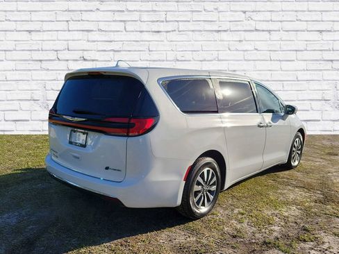 Used 2022 Chrysler Pacifica Touring-L image 2
