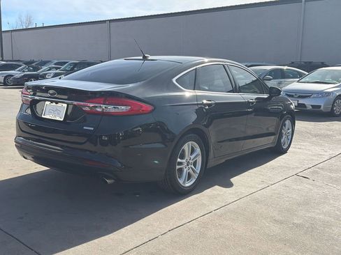 Used 2018 Ford Fusion SE w/ Fusion SE Technology Package image 5