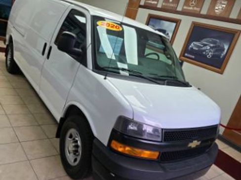 Used 2020 Chevrolet Express 3500 Extended w/ Driver Convenience Package RWD image 4