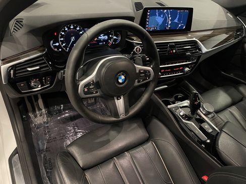 Used 2019 BMW 530i xDrive w/ M Sport Package image 9