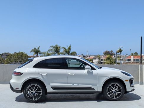 Certified 2025 Porsche Macan AWD/4WD image 8