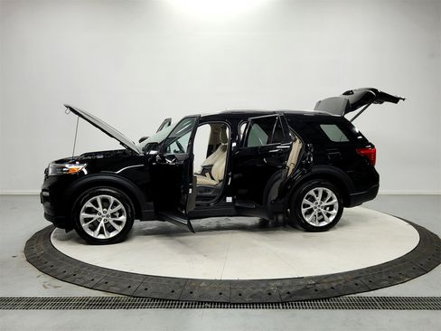 Used 2023 Ford Explorer Platinum w/ Technology Package image 12
