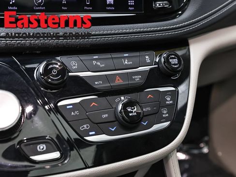 Used 2023 Chrysler Pacifica Limited FWD image 19