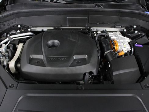 Certified 2024 Volvo XC90 T8 Plus w/ Protection Package Premier image 22