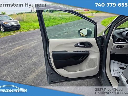 Used 2022 Chrysler Pacifica Touring-L FWD image 12