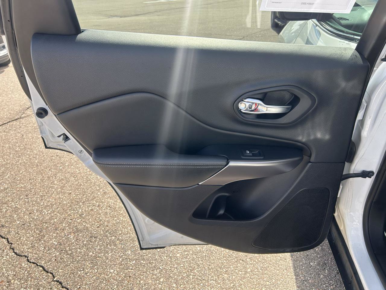 Used 2019 Jeep Cherokee Latitude w/ Popular Appearance Group FWD image 13
