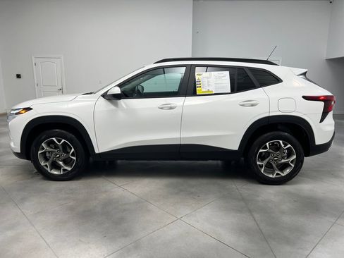 Used 2025 Chevrolet Trax LT w/ LT Convenience Package FWD image 4