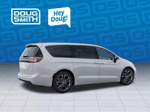 New 2026 Chrysler Pacifica Select FWD image 4