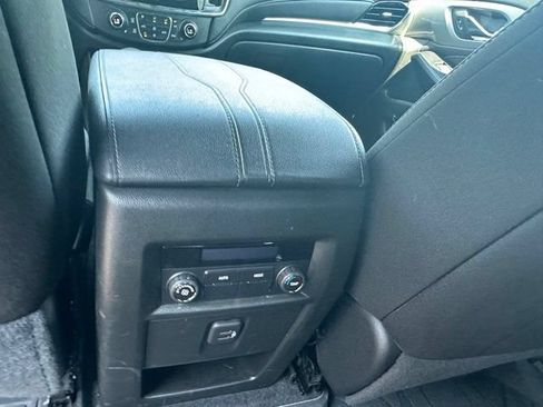 Used 2023 Chevrolet Traverse LT FWD image 16
