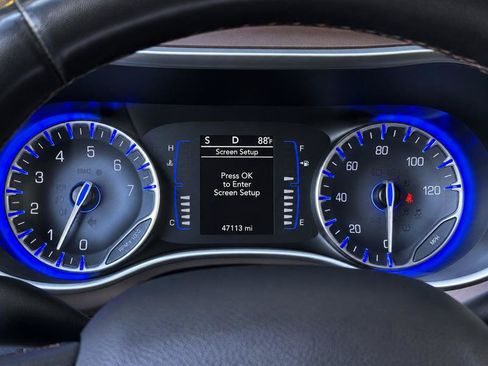 Used 2019 Chrysler Pacifica Touring-L FWD image 19