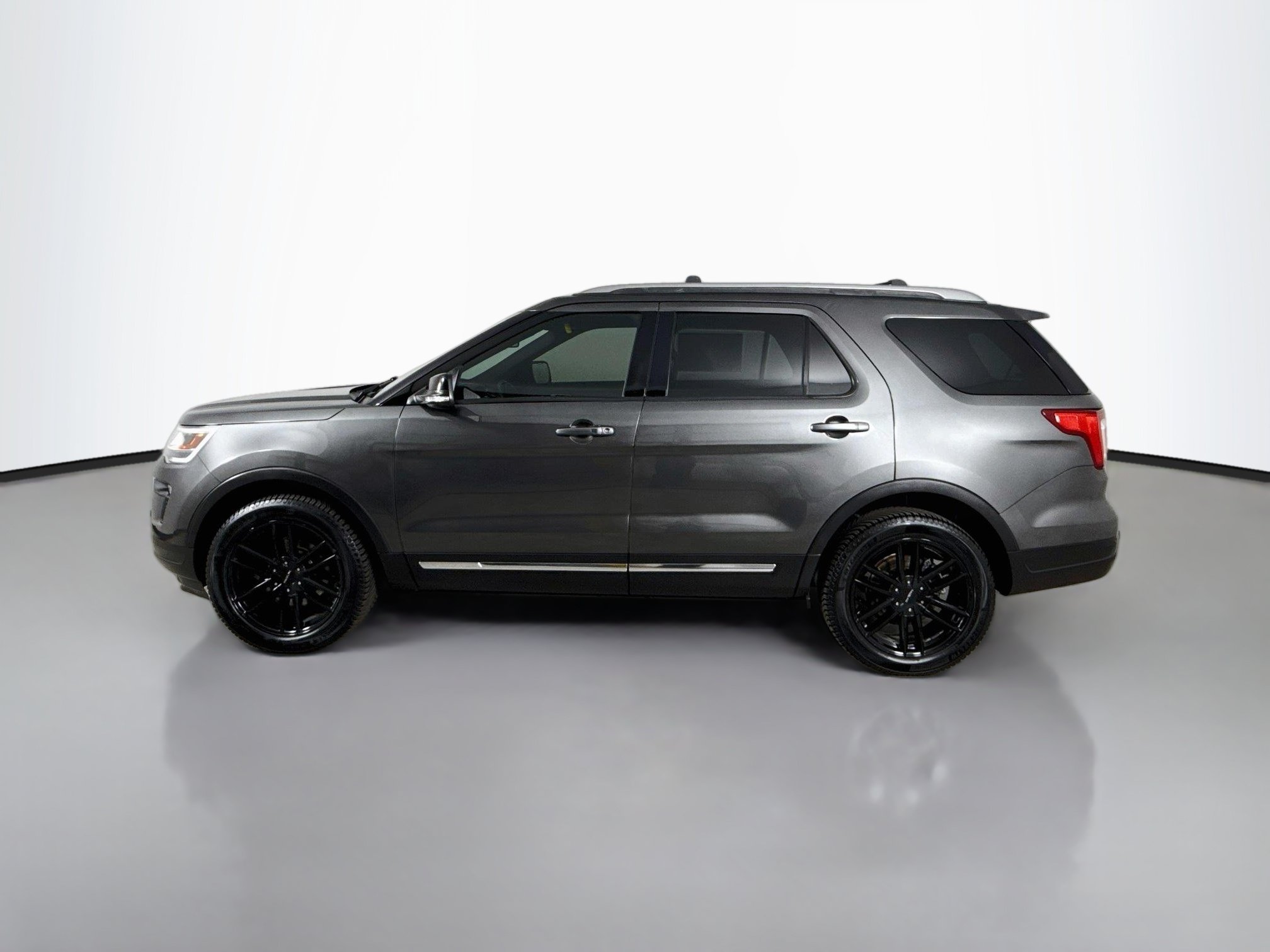 Used 2018 Ford Explorer XLT w/ Equipment Group 202A AWD/4WD image 4