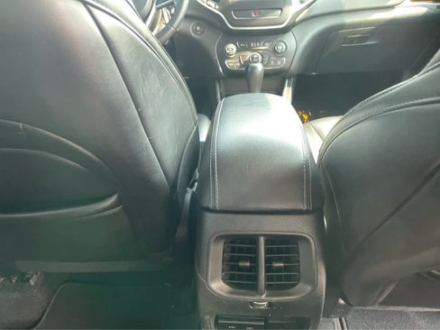Used 2019 Jeep Cherokee Latitude Plus w/ Comfort/Convenience Group FWD image 29