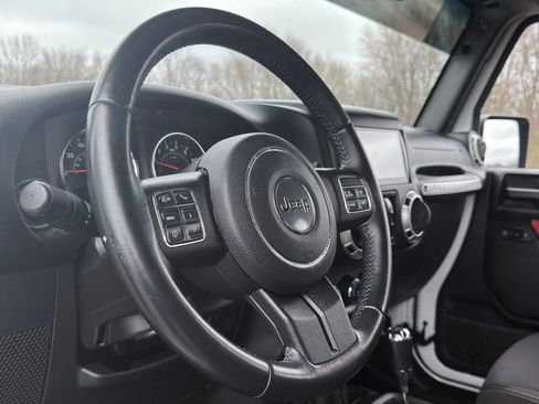 Used 2016 Jeep Wrangler Unlimited Sahara w/ Connectivity Group AWD/4WD image 15