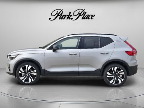 Used 2025 Volvo XC40 B5 Plus image 3