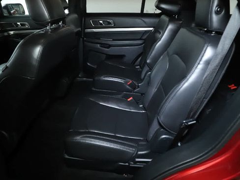 Used 2019 Ford Explorer XLT w/ Equipment Group 202A AWD/4WD image 14