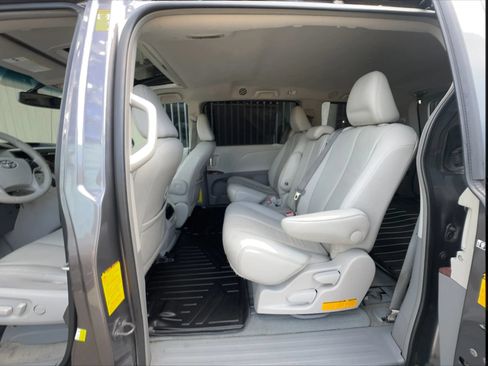 Used 2014 Toyota Sienna XLE FWD image 29